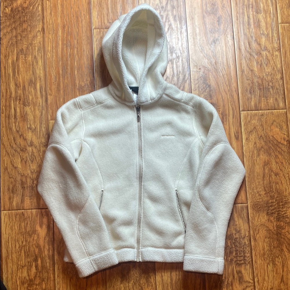 Patagonia women’s medium white fleece jacket